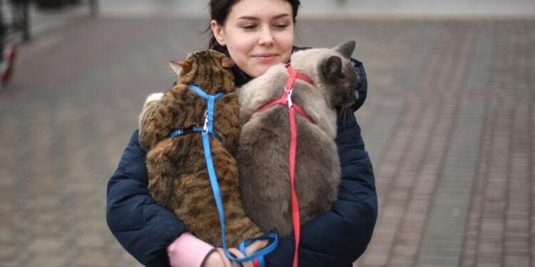 Οι άνθρωποι φεύγουν από την Ουκρανία με τα κατοικίδιά τους