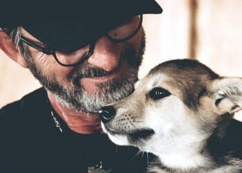 «Μένω εδώ για τα ζώα μου»: Ιταλός διασώζει αδέσποτα σκυλιά στην Ουκρανία