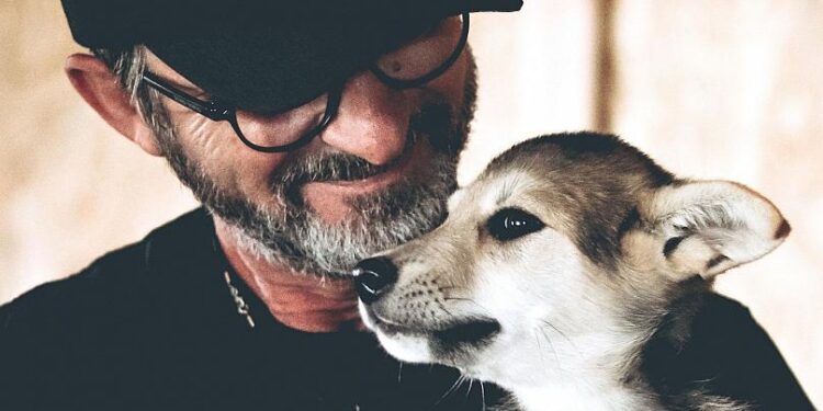 «Μένω εδώ για τα ζώα μου»: Ιταλός διασώζει αδέσποτα σκυλιά στην Ουκρανία