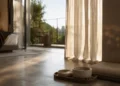 Καθαρή editorial εικόνα pet lifestyle με φυσικό φως, αρνητικό χώρο και συμβολικά στοιχεία φροντίδας