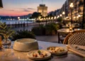 Σύγχρονη τεχνολογική still life σκηνή με unbranded συσκευή, pet tag και καθαρό φως