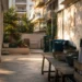 Χώρος φιλοζωικής φροντίδας με κουβέρτες, μπολ, crates και ζεστό φυσικό φως