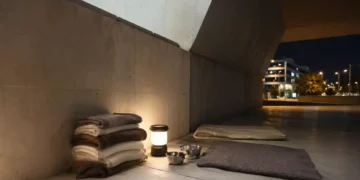 Ήρεμη γωνιά σπιτιού με μπολ, υφές και απαλό φως ως συμβολική εικόνα φροντίδας γάτας
