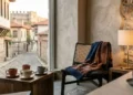 Ήρεμη γωνιά σπιτιού με μπολ, υφές και απαλό φως ως συμβολική εικόνα φροντίδας γάτας