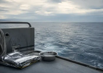 Σκηνή ετοιμότητας διάσωσης με κουβέρτα, φακό, μπολ νερού και καθαρό αρνητικό χώρο