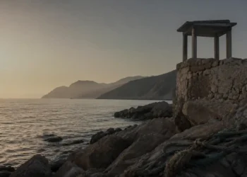 Περιβαλλοντική editorial εικόνα με φυσικό τοπίο, ήπιο φως και συμβολικά στοιχεία προστασίας άγριας ζωής