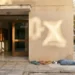 Καθαρή editorial εικόνα pet lifestyle με φυσικό φως, αρνητικό χώρο και συμβολικά στοιχεία φροντίδας