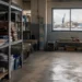 Χώρος φιλοζωικής φροντίδας με κουβέρτες, μπολ, crates και ζεστό φυσικό φως